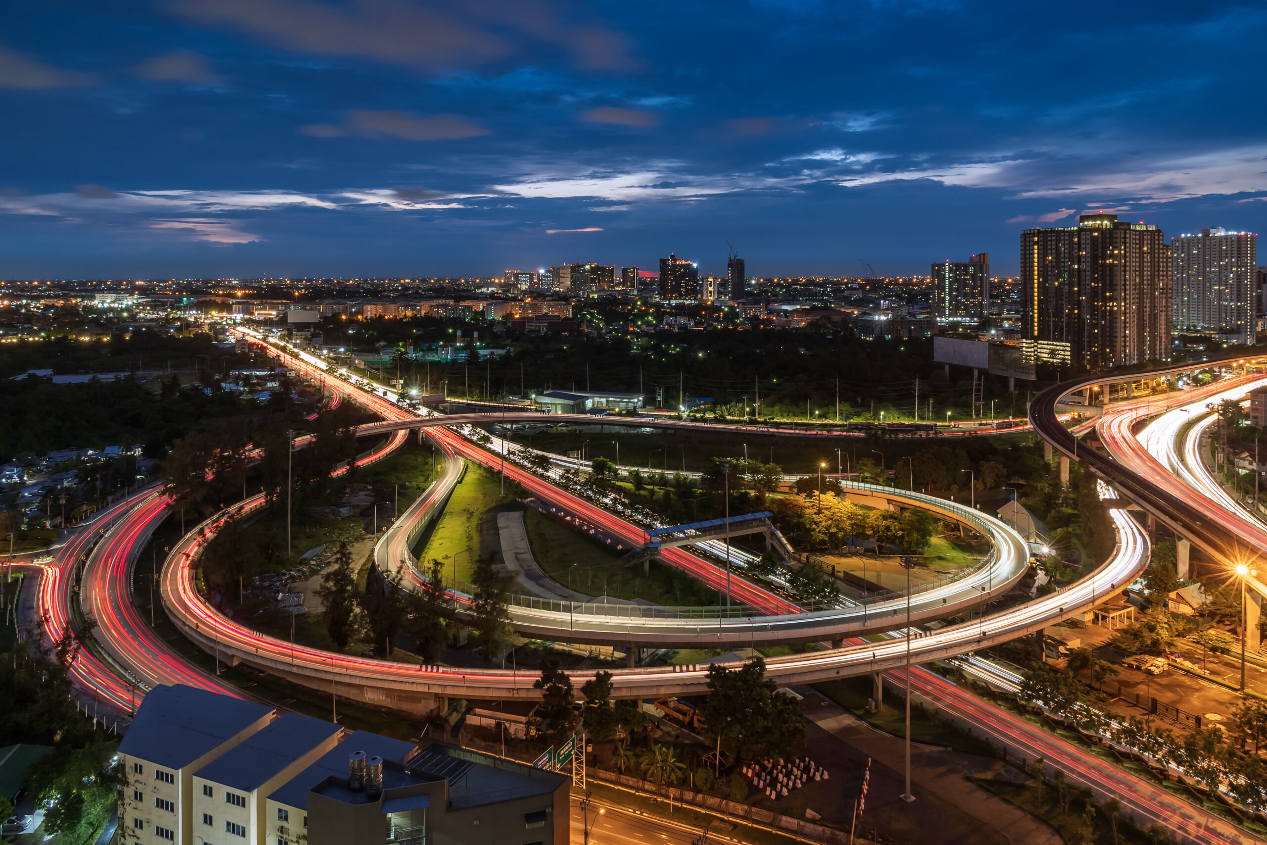 Rocade avec un trafic dense de voiture la nuit.