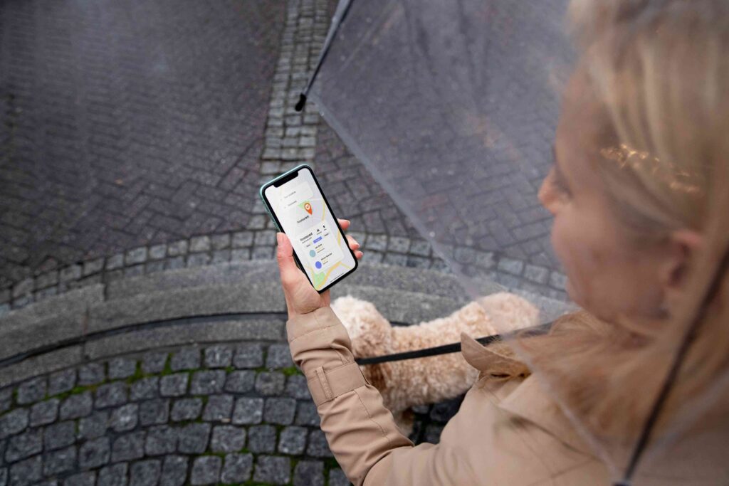 Femme qui réserve un chauffeur VTC sur son téléphone