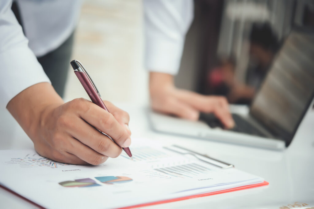 Un homme qui réalise une étude de documents 