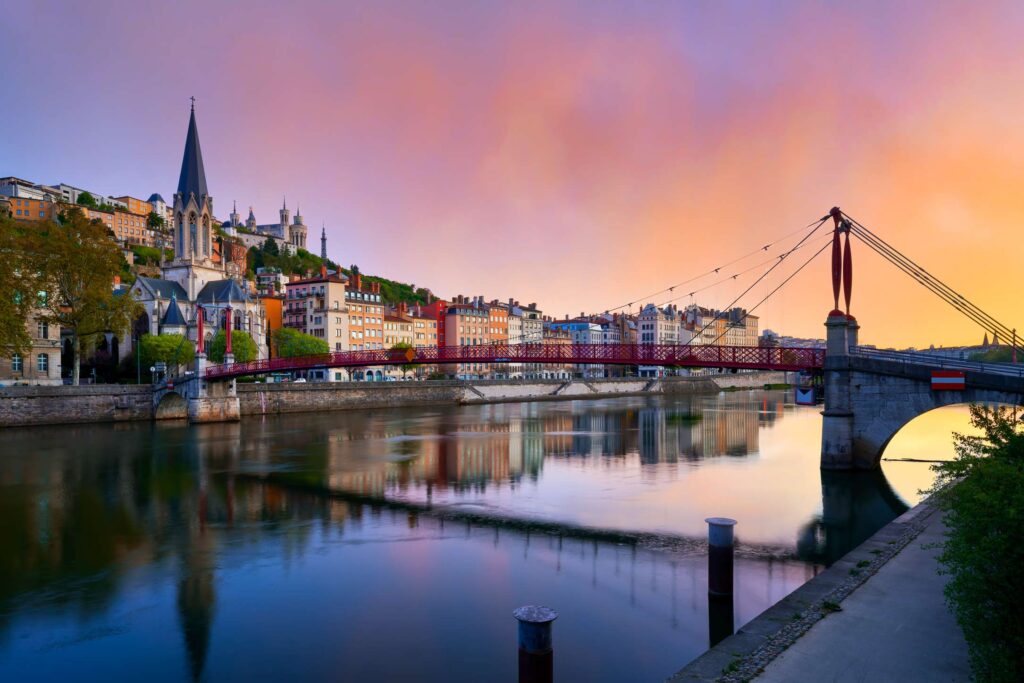 Passerelle Paul-Couturier à Lyon avec vue sur les quais de Saône, le matin.