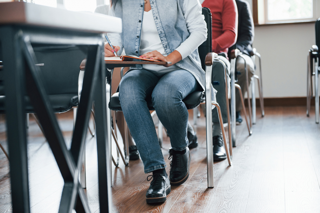 Personnes assises en classe d'examen